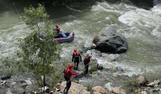 Hakkari'de derede kaybolan genci arama çalışmaları sürüyor