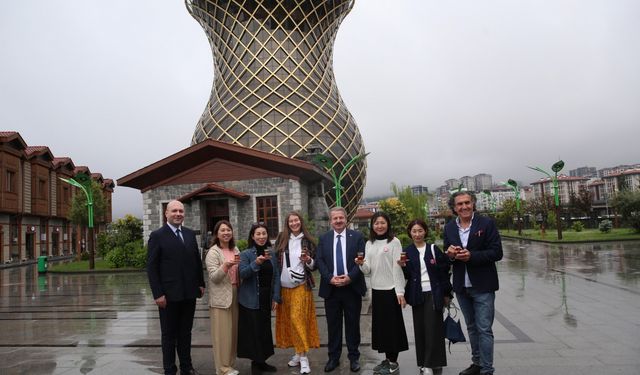Japonya'nın ilk "Türk çayı demleme ustası" Yumika Arita, Rize'de çay demledi