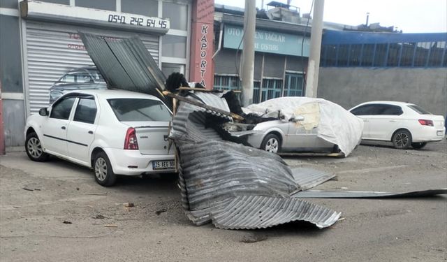 Kars'ta rüzgar nedeniyle 2 iş yerinin çatısı uçtu, 1 araç zarar gördü