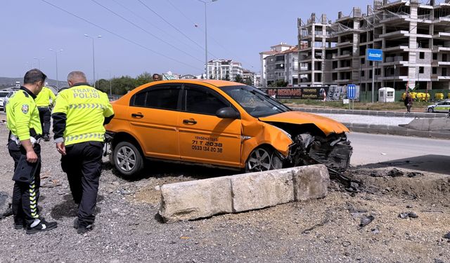 Kırıkkale'de 2 kişinin yaralandığı trafik kazası güvenlik kamerasına yansıdı