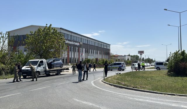 Kırklareli'nde askeri araçla otomobilin çarpıştığı kazada 3'ü askeri personel 4 kişi yaralandı