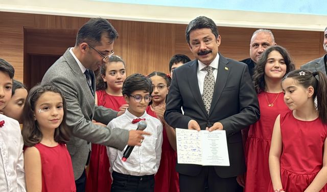 Kırşehir'de ilkokul öğrencilerinin yazdığı kitabın geliriyle alınan 32 tekerlekli sandalye dağıtıldı