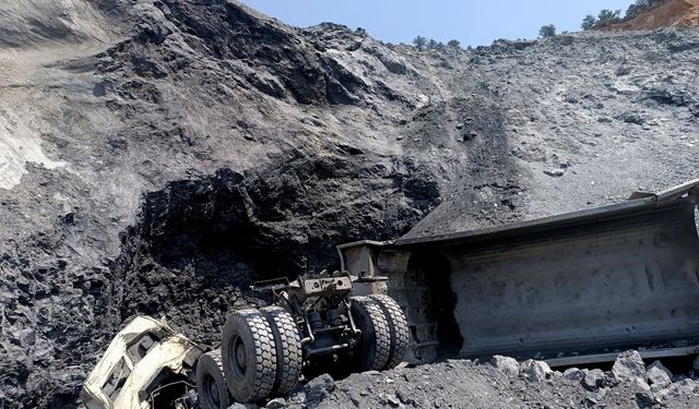 Kütahya'da devrilen hafriyat kamyonunun sürücüsü öldü