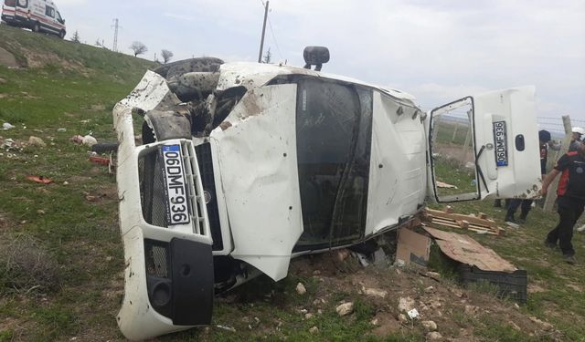 Nevşehir'de devrilen hafif ticari araçtaki 3 kişi yaralandı