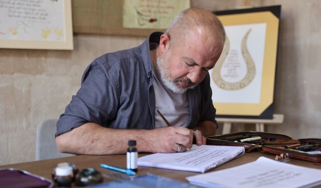 Polis memuru, iş stresini boş zamanlarında kaligrafi sanatıyla atıyor