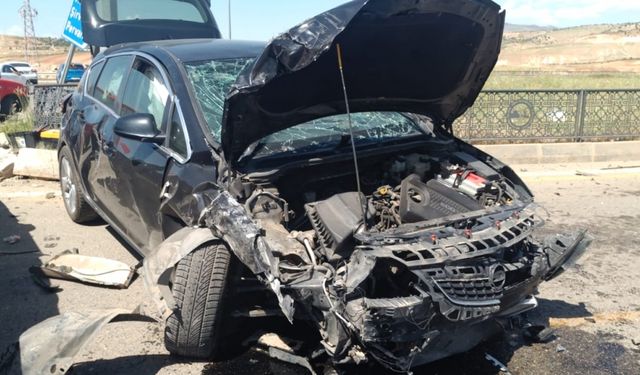 Siirt'te iki otomobilin çarpıştığı kazada 4 kişi yaralandı