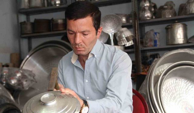 72 yıllık bakır ustasının mesleğini oğlu yaşatıyor