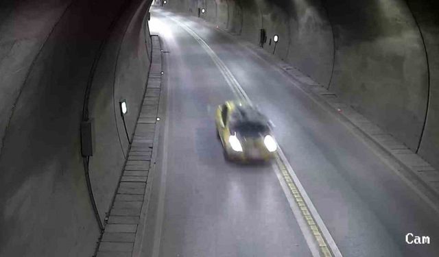 Amasya’da tünelde taksinin kaputu bir anda açıldı