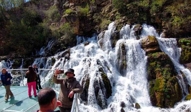 Anadolunun en etkileyici şelalelerinden Tomara Şelalesi ziyaretçilerini ağırlamaya başladı