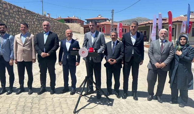Bakan Kurum, köy evlerine yerleşen depremzedeleri ziyaret etti