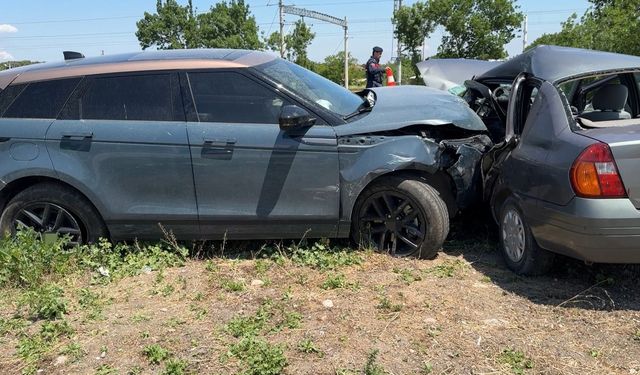 Balıkesir’de cip ile otomobil çarpıştı: 1 ölü, 2 yaralı