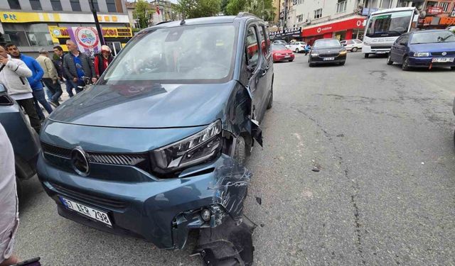 Beton mikseri ile hafif ticari araç çarpıştı