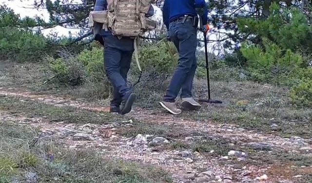 Dedektörle define arayan 2 kişi fotokapana yansıdı