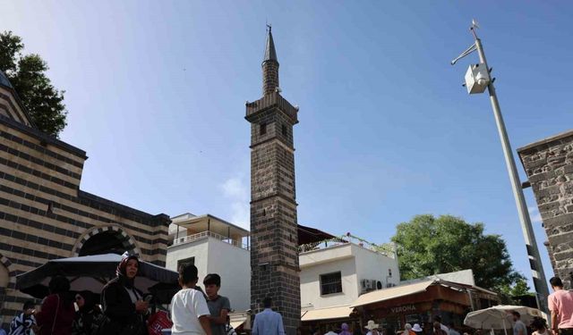 Diyarbakır’a gelen ziyaretçiler 540 yıllık ‘Dört Ayaklı Minare’nin etrafından 7 kez geçerek dilekte bulunuyor