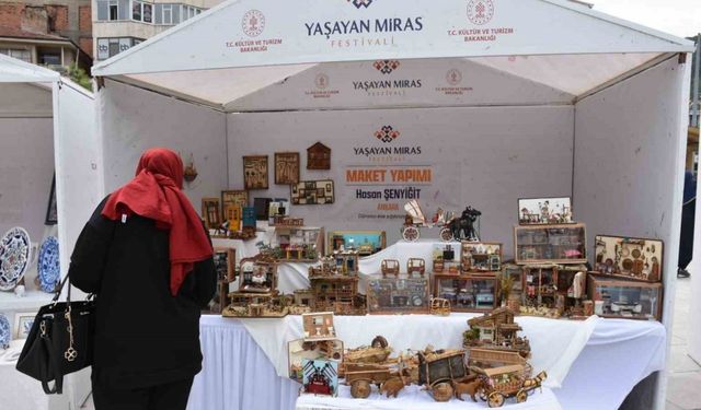 Emekli memur, hoşuna giden her objenin minyatürünü yapıyor