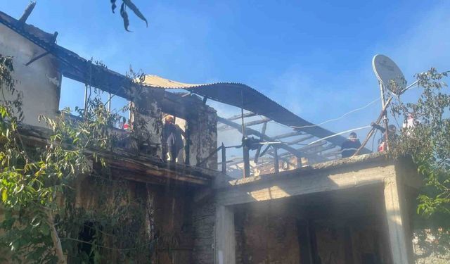 Evde çıkan yangında 92 yaşındaki adam hayatını kaybetti