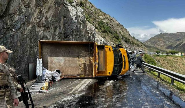 Hakkari-Van yolunda trafik kazası, 2 yaralı