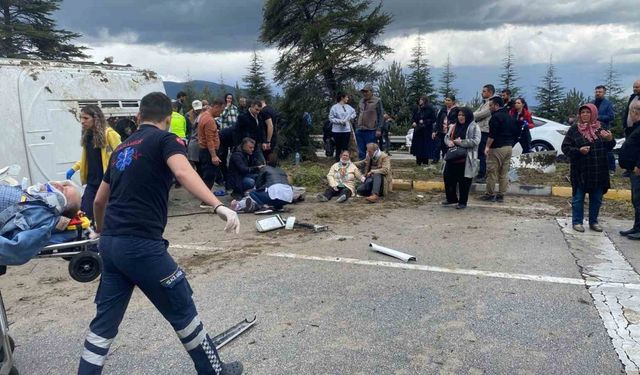 Isparta’da kontrolden çıkan yolcu midibüsü devrildi: 15 yaralı