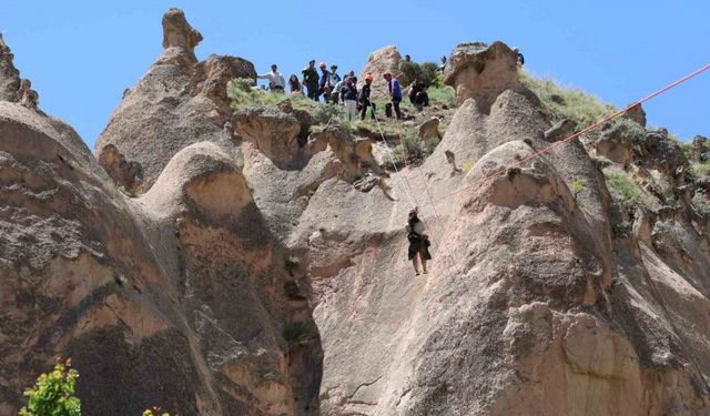 Kapadokya’da sıcak hava balonu peri bacalarının üzerine güvenli iniş yaptı