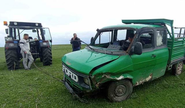 Kars’ta kamyonet dereye uçtu