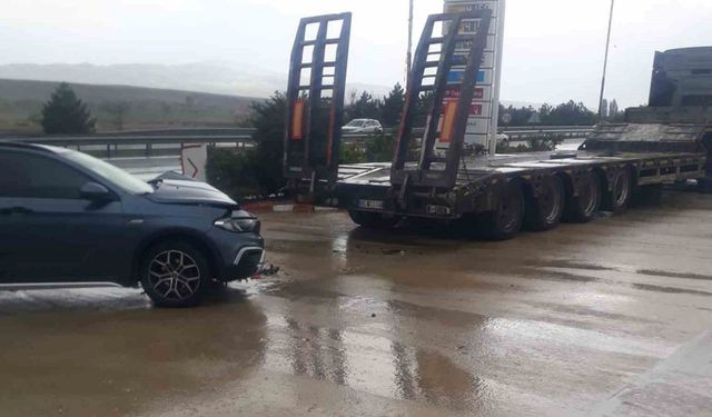 Kırıkkale’de otomobil park halindeki çekiciye çarptı: 2 yaralı