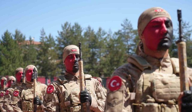 Komandoların 19 Mayıs gösterisi ile hayran bıraktı