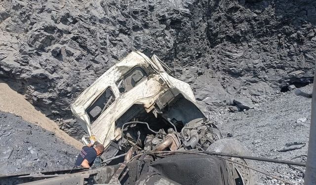 Kütahya’da uçuruma yuvarlanan hafriyat kamyonunun sürücü hayatını kaybetti