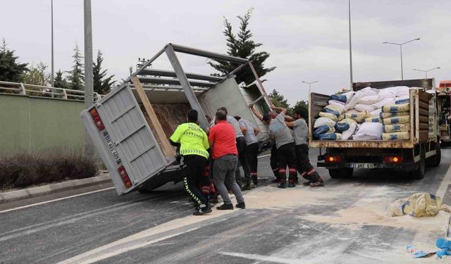 Nevşehir’de un yüklü kamyonet devrildi: 2 yaralı