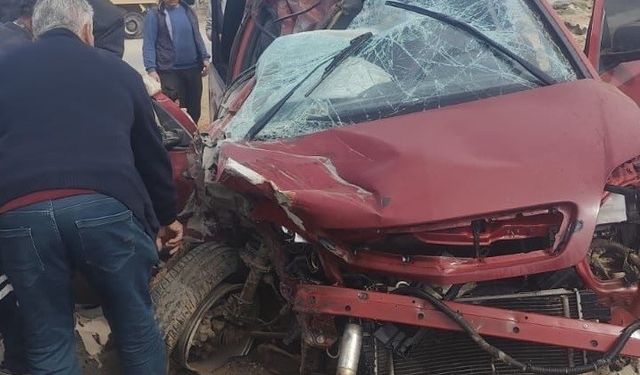 Otomobil, kamyonla çarpıştı 14 yaşındaki sürücü hayatını kaybetti