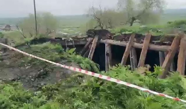 Sağanağın etkisiyle ahır çöktü, hayvanlar enkaz altında kaldı