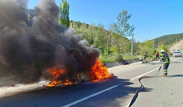 Seyir halinde bir anda alev alan araç kül oldu