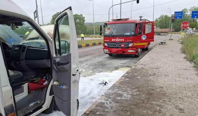 Seyir halindeki minibüs alev aldı