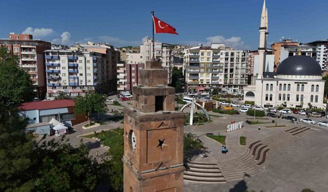 Siirt’te 120 yıllık tarihi saat, tamir edilerek yeniden çalışır hale getirildi