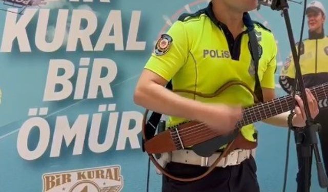 Trafik polisi sahneye çıktı, gitarı ve sesiyle gönüllere dokundu