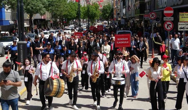Van’da ‘22. Akdamar Çocuk ve Gençlik Tiyatroları Şenliği’ başladı