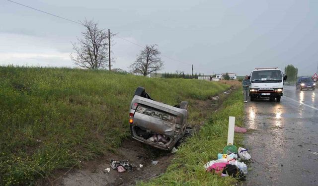 Yağmurun etkisiyle kayganlaşan yolda otomobil takla attı: 4 yaralı