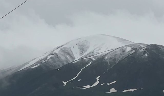Yüksekova’da sağanak ve kar yağışı etkili oldu