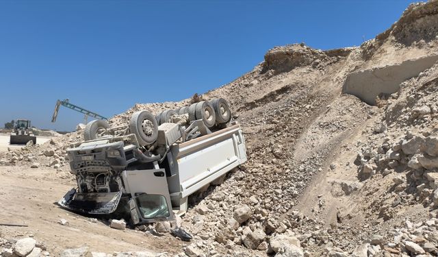 Adana'da devrilen hafriyat kamyonunun sürücüsü hayatını kaybetti