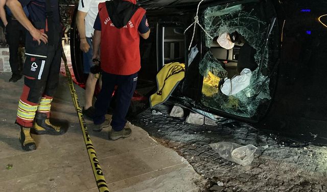 Balıkesir'de otomobilin büfe ile otelin duvarına çarptığı kazada bir kişi öldü, bir kişi yaralandı
