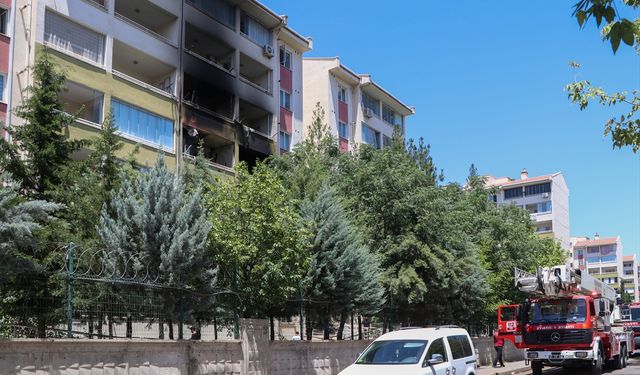 Diyarbakır'da binada çıkan yangında 3 kişi dumandan etkilendi