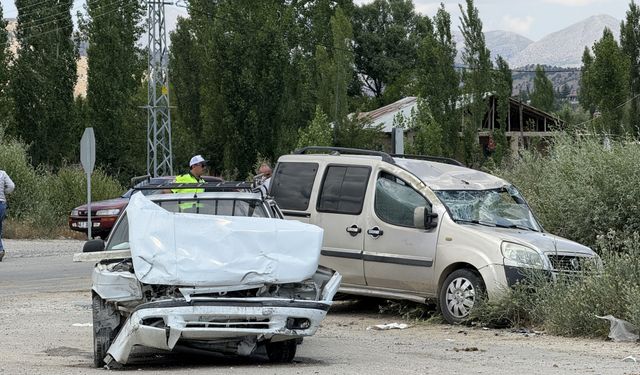Kahramanmaraş'ta otomobil ile hafif ticari aracın çarpıştığı kazada 5 kişi yaralandı
