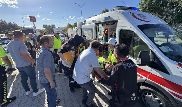 Kahramanmaraş'ta polis aracı ile minibüs çarpıştı, 2'si polis 4 kişi yaralandı