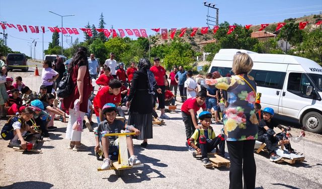 Kırıkkale'de öğrenciler atık malzemelerden yapılan tornetlerle yarıştı