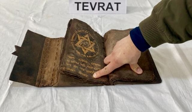 Kırşehir'de jandarmanın yol kontrolünde 700 yıllık olduğu değerlendirilen Tevrat bulundu