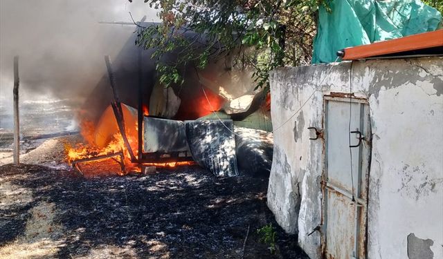 Malatya'da buğday tarlasına sıçrayan yangın söndürüldü