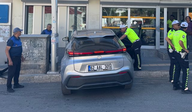 Tunceli'de banka şubesi önünde oturan güvenlik görevlisine otomobil çarptı