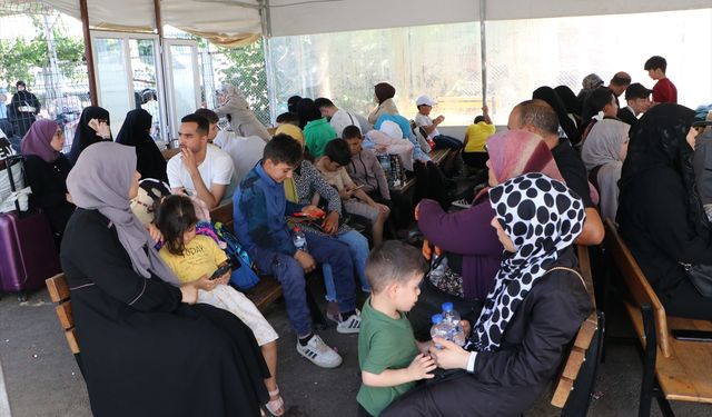 Türkiye'deki Suriyelilerin ülkelerine dönüşü okulların tatile girmesiyle yoğunluk kazandı