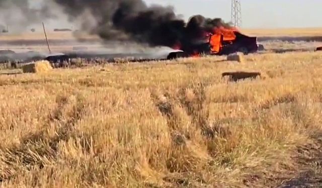 Alev alev yanan otomobil tarlayı da yaktı