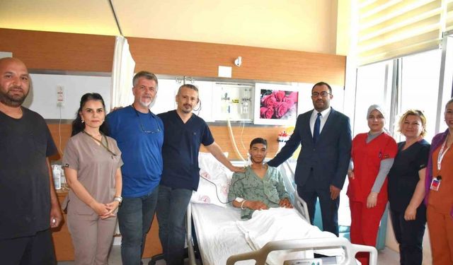 Çanakkale’de ilk kez denen cerrahi yöntemle 15 yaşındaki çocuğun kalbindeki delik kapatıldı