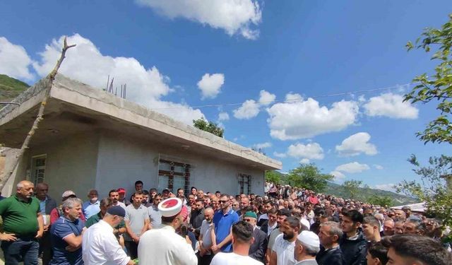 Çöken binada hayatını kaybeden kepçe operatörü son yolculuğuna uğurlandı